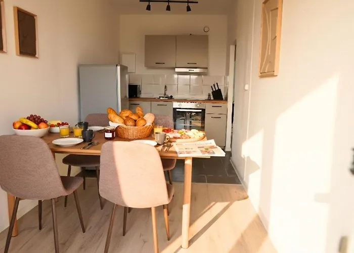 Gemuetliches 3-raum Mit Boxspringbetten, Vollausgestattet Kueche, Balkon, Wlan, 40 Zoll Hd-tv, Parkplaetze Lägenhet *