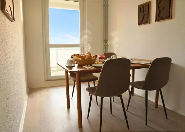 Gemuetliches 3-raum Mit Boxspringbetten, Vollausgestattet Kueche, Balkon, Wlan, 40 Zoll Hd-tv, Parkplaetze